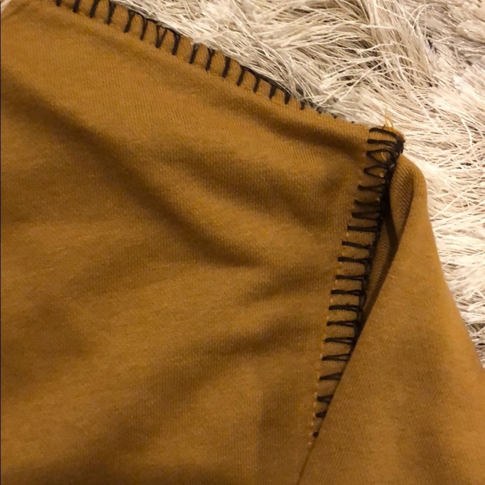 Mustard pullover 🌿 - Picture 2 of 4